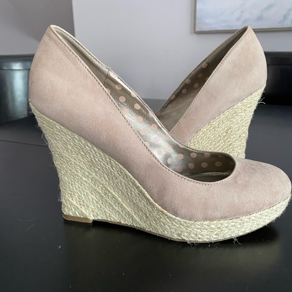 Fergalicious blush suede wedges size 8